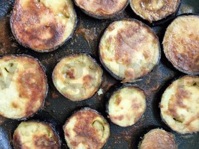 Sultingi baklažanai su pomidorais ir česnako padažu Žingsnis 4