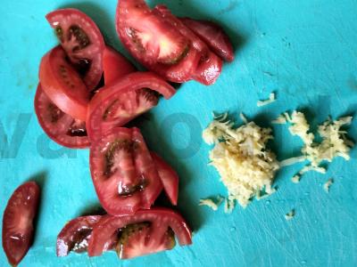 Sultingi baklažanai su pomidorais ir česnako padažu Žingsnis 5