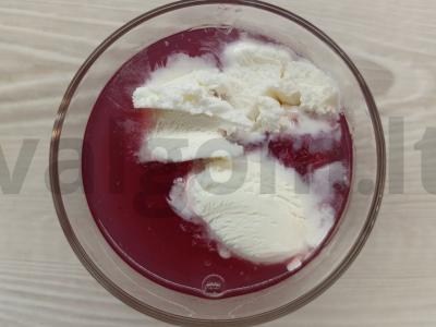 Desertas su uogų želė ir ledais pagrindine nuotrauka