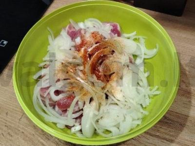 Kiaulienos sprandinė orkaitėje „Kaip šašlykas“ Žingsnis 2