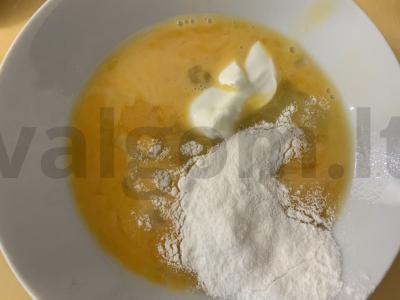 Kiaušinių ritinys su žaliu svogūnu ir sūriu Žingsnis 1