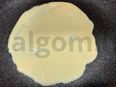 Kiaušinių ritinys su žaliu svogūnu ir sūriu Žingsnis 2