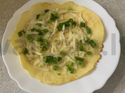 Kiaušinių ritinys su žaliu svogūnu ir sūriu Žingsnis 6