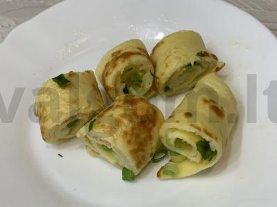 Kiaušinių ritinys su žaliu svogūnu ir sūriu Žingsnis 8