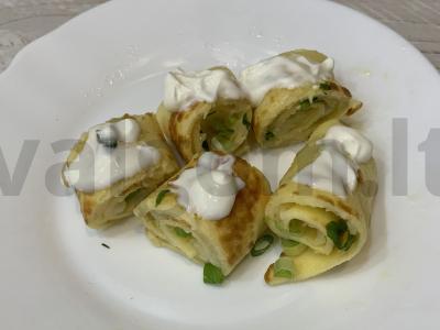 Kiaušinių ritinys su žaliu svogūnu ir sūriu pagrindine nuotrauka