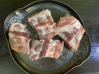 Sultingi kiaulienos šonkauliai adžikos ir grietinės marinate Žingsnis 1