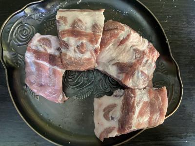 Sultingi kiaulienos šonkauliai adžikos ir grietinės marinate Žingsnis 2