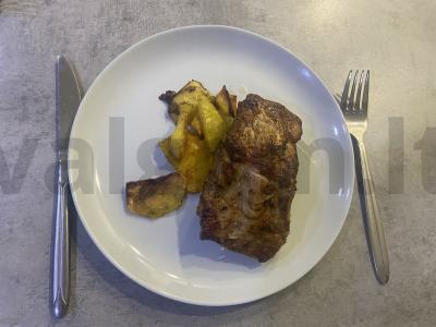 Sultingi kiaulienos šonkauliai adžikos ir grietinės marinate pagrindine nuotrauka