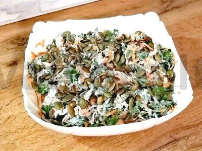 Salotos su rukola ir moliūgų sėklomis pagrindine nuotrauka