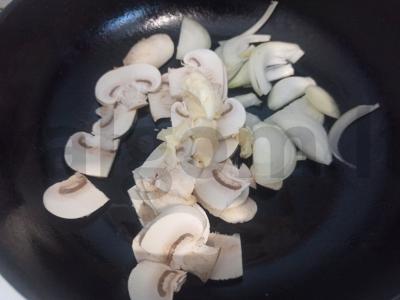 Švelnus salotas su morkomis, svogūnais ir grybais Žingsnis 2