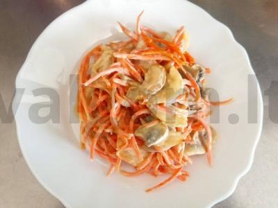 Švelnus salotas su morkomis, svogūnais ir grybais pagrindine nuotrauka