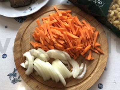 Makaronai-spiralės su pievagrybiais Žingsnis 1