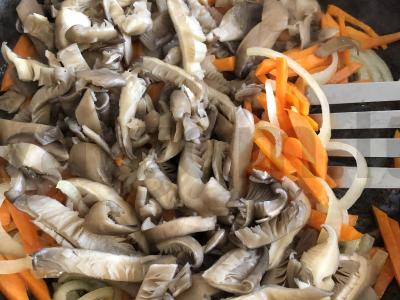 Makaronai-spiralės su pievagrybiais Žingsnis 5