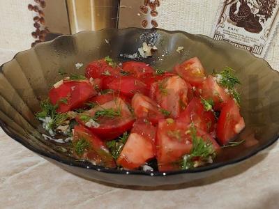 Pomidorai su česnaku pagrindine nuotrauka