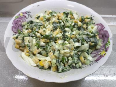 Salotas su česnakine žole ir kukurūzais per 20 minučių pagrindine nuotrauka