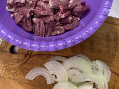 Kalakutų širdelės su grietine per 30 minučių Žingsnis 1