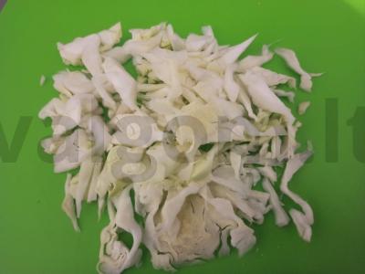 Salotos su konservuota lašiša, kopūstais ir sūriu Žingsnis 1