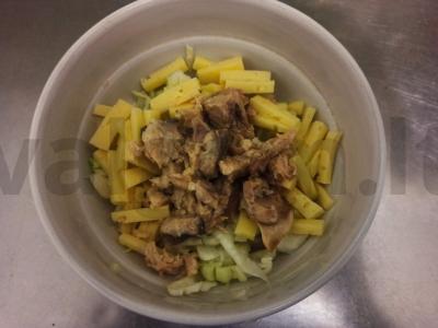 Salotos su konservuota lašiša, kopūstais ir sūriu Žingsnis 3