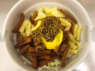 Salotos su konservuota lašiša, kopūstais ir sūriu Žingsnis 4