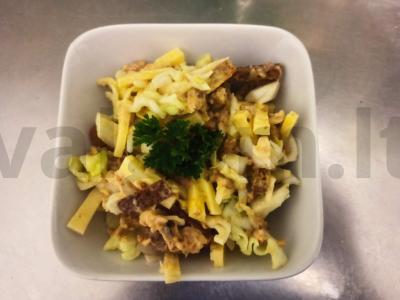 Salotos su konservuota lašiša, kopūstais ir sūriu pagrindine nuotrauka