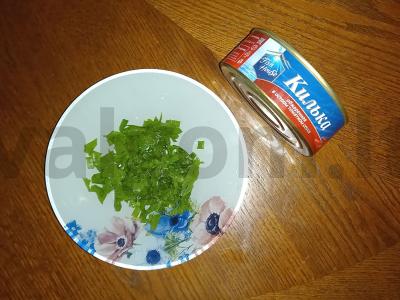 Silkės salotos pomidorų padaže su agurku Žingsnis 1