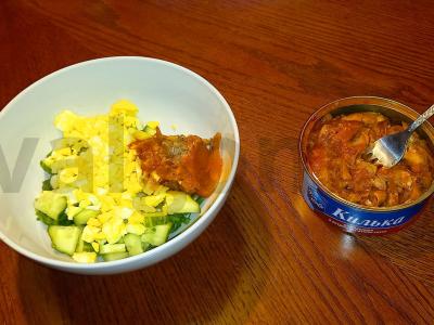 Silkės salotos pomidorų padaže su agurku Žingsnis 4