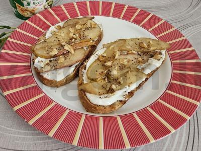 Brusketa su džiovinta kriauše ir rikota pagrindine nuotrauka