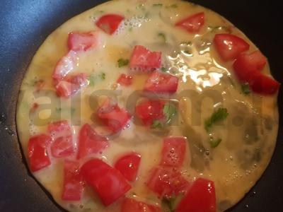 Kiaušinienė su pomidoru ir petražolėmis pusryčiams Žingsnis 5