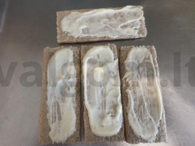 Užkandis ant krekerių su pomidorais ir šprotų Žingsnis 2