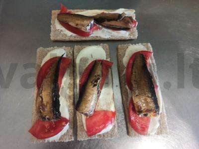 Užkandis ant krekerių su pomidorais ir šprotų Žingsnis 3