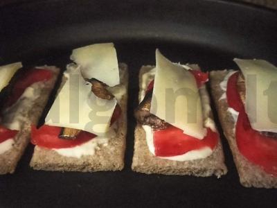 Užkandis ant krekerių su pomidorais ir šprotų Žingsnis 4