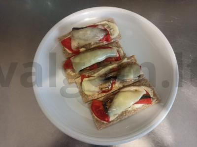 Užkandis ant krekerių su pomidorais ir šprotų pagrindine nuotrauka