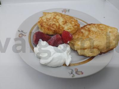 Sūrio blynai su grietine ir džiūvėsėliais pagrindine nuotrauka