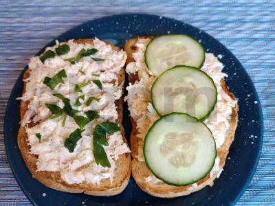 Greiti sumuštiniai su konservuotu tunu pagrindine nuotrauka