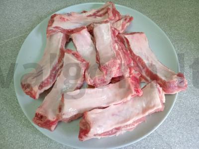 Kvapnūs kiaulienos šonkauliukai su bulvėmis Žingsnis 1