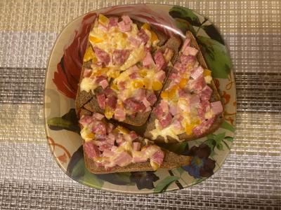 Skrebučiai „Grenadieriai“ su dešra, pomidoru ir česnaku padažu pagrindine nuotrauka