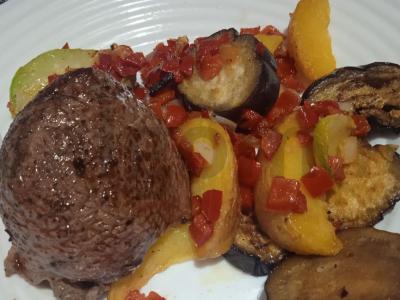 Jautienos steikas su gruzdintomis daržovėmis pagrindine nuotrauka