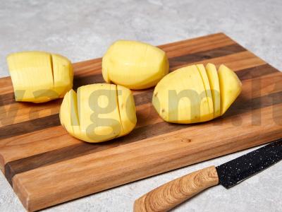 Aromatingi bulvės-harmonikės su grietinėlės sūrio padažu Žingsnis 1