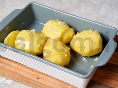 Aromatingi bulvės-harmonikės su grietinėlės sūrio padažu Žingsnis 2