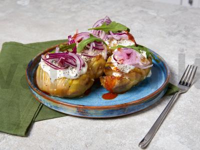 Aromatingi bulvės-harmonikės su grietinėlės sūrio padažu pagrindine nuotrauka