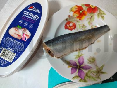 Sūdyta silkė su svogūnais ir prieskoniais Žingsnis 1