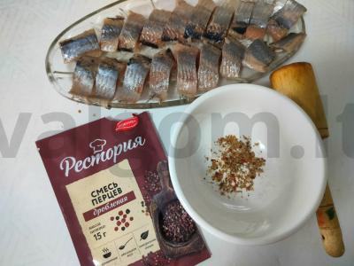 Sūdyta silkė su svogūnais ir prieskoniais Žingsnis 2