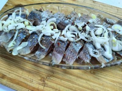 Sūdyta silkė su svogūnais ir prieskoniais Žingsnis 3