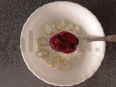 Varškės desertas su aviečių uogiene pusryčiams Žingsnis 4