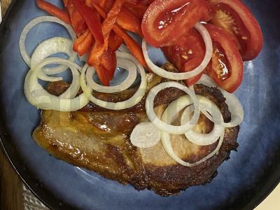 Kiaulienos nugarinė su šviežiais daržovėmis pagrindine nuotrauka