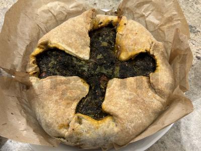 Špinatų, daržovių ir baziliko pyragas pagrindine nuotrauka