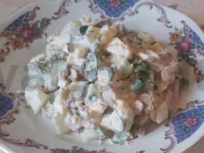 Pienės lapų, kiaušinio ir skumbrijos salotas pagrindine nuotrauka