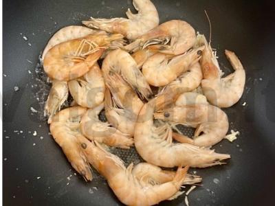 Krevetės grietinėlės ir česnako padaže Žingsnis 2