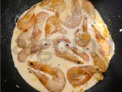 Krevetės grietinėlės ir česnako padaže Žingsnis 3