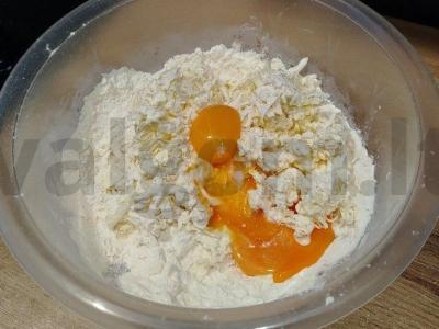 Sluoksniuotas pyragas su mangų džemu Žingsnis 3